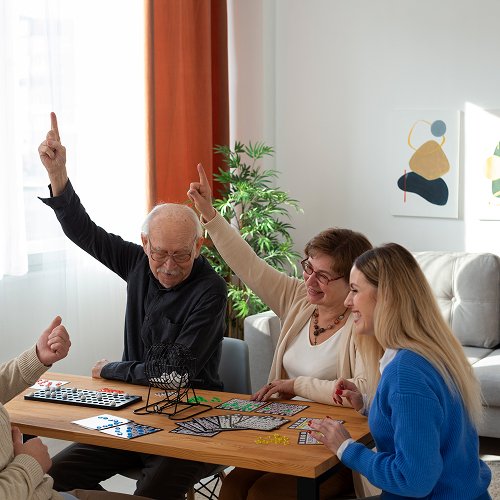 Famílias e casais na área de lazer do apartamento na Riviera de São Lourenço